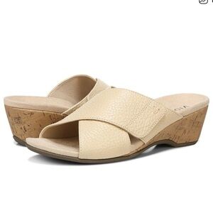 Perfect like new Vionic Leticia Cream wedge Sandals